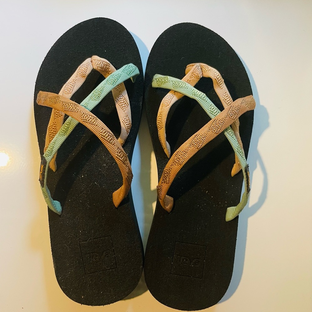 TEVA Olowahu Flip Flops-NWOT
